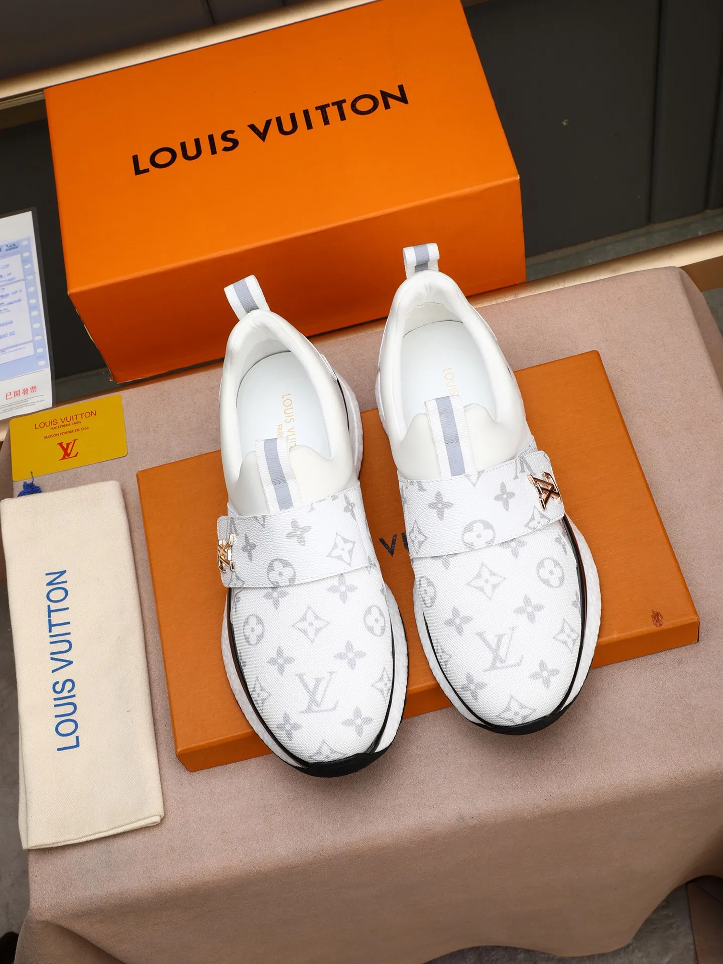 🪐🪐🪐Men's Shoes💰460💰[LV] A top fashion brand, a men's shoe that can handle various styles. The upper is made of a variety of materials, and the lining is imported mesh, which is sweat-absorbent and comfortable. The popcorn outsole design is the top priority - light and comfortable. Extremely testing process requirements: two colors available: 38-44 (customized at 45)